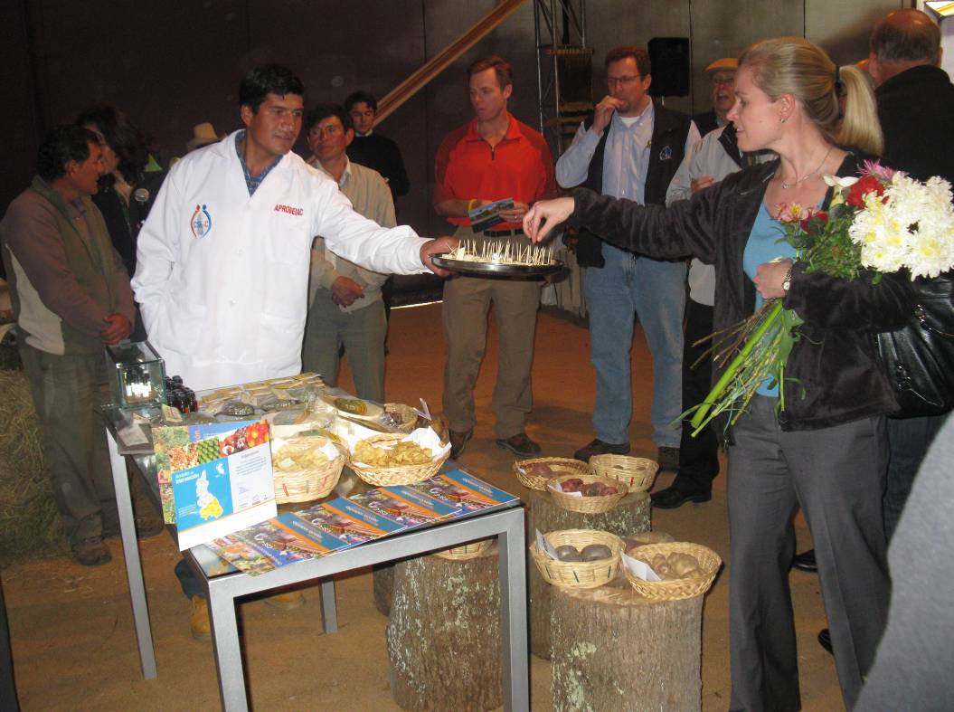 Productor de Queso Conga presentando su producto en Feria de Proyectos de  ALAC